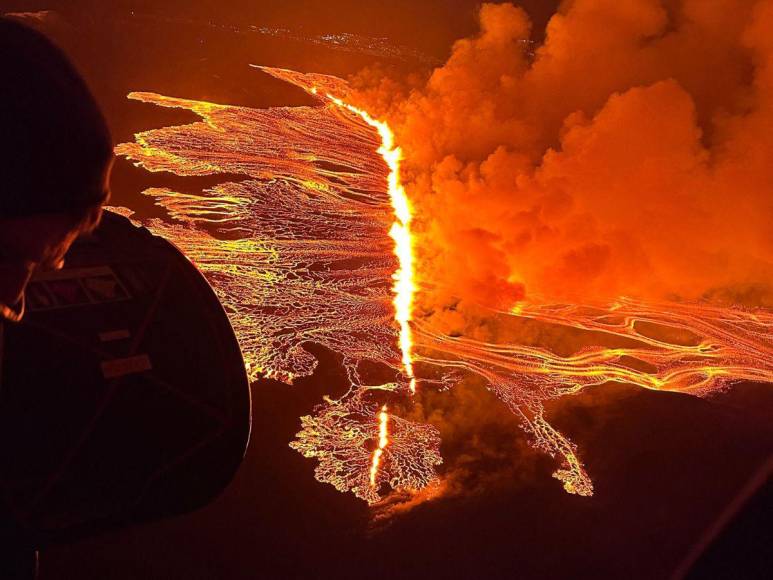 Imágenes de la erupción volcánica en Islandia; miles de personas fueron evacuadas