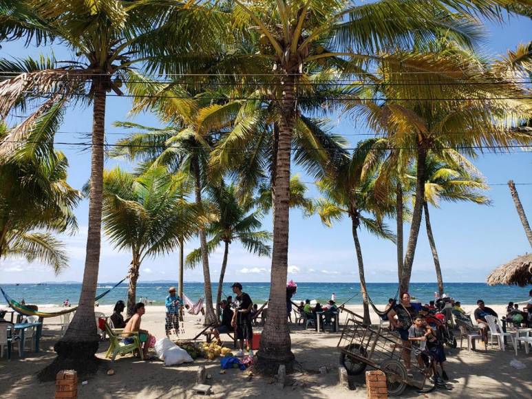 Sol y arena: así despiden hondureños el Feriado Morazánico en playas de Tela