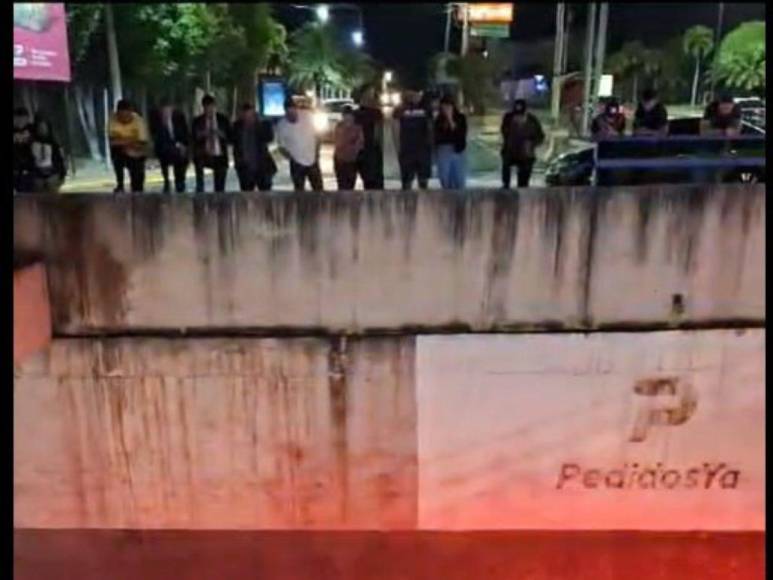 Las imágenes del accidente de turismo que volcó en túnel del Juan Pablo II en la capital