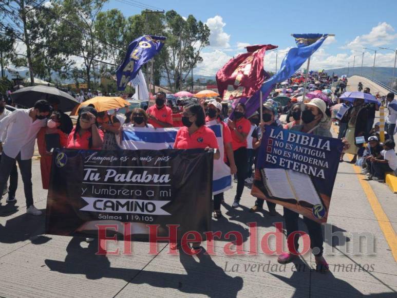 Devoción y fe: Capitalinos celebran Día de la Biblia (FOTOS)