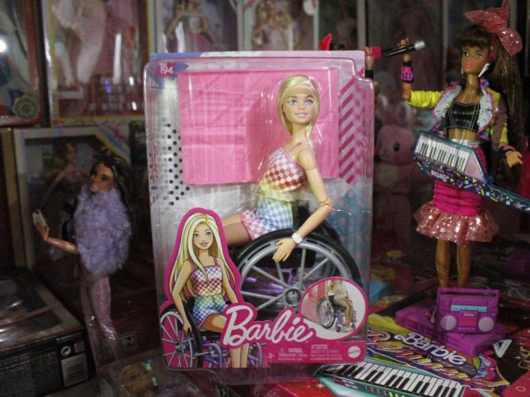 Del quirófano al mundo de Barbie: La sorprendente colección de más de 200 muñecas de cirujano mexicano