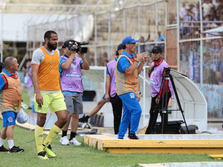 Bronca y polémico gesto: la expulsión de Pedro Troglio durante derrota del Olimpia