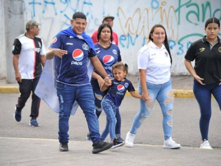 Graderías llenas y la llegada de la Ultra Fiel: ambiente de fiesta en el Olimpia vs. Motagua