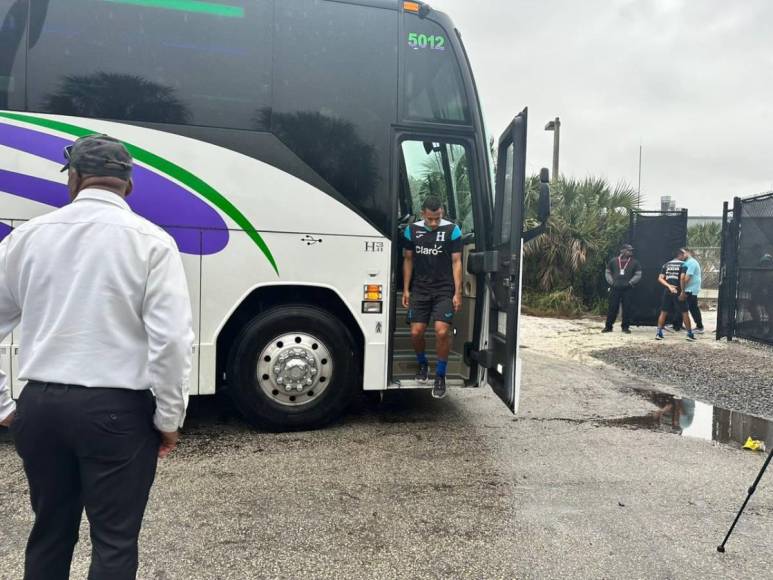 ¡Bajo la lluvia! Así fue el primer entreno de Honduras en Fort Lauderdale