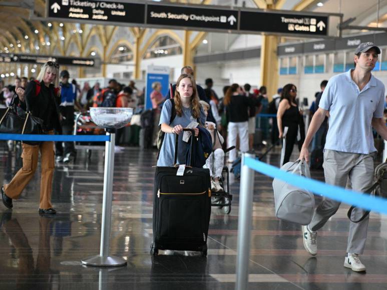 Aeropuertos colapsados: compañías aéreas suspenden vuelos por fallo informático a nivel mundial