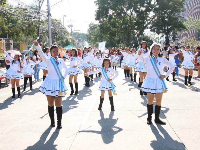 Lindas y adorables, así desfilan las palillonas por las calles de Tegucigalpa