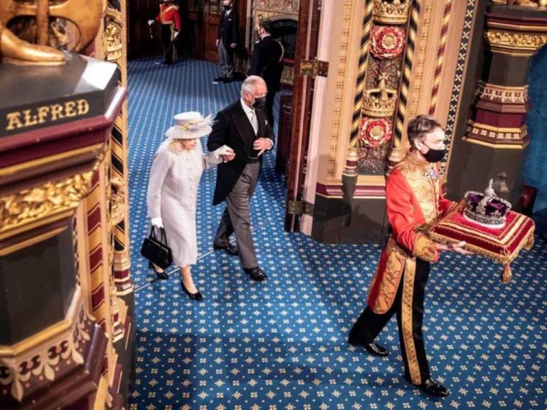 Abrazos, regaños y vida cotidiana: Las veces que la reina Isabel II rompió sus protocolos reales