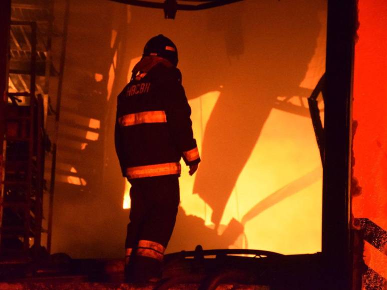 Así fueron las labores para apagar voraz incendio en El Hato