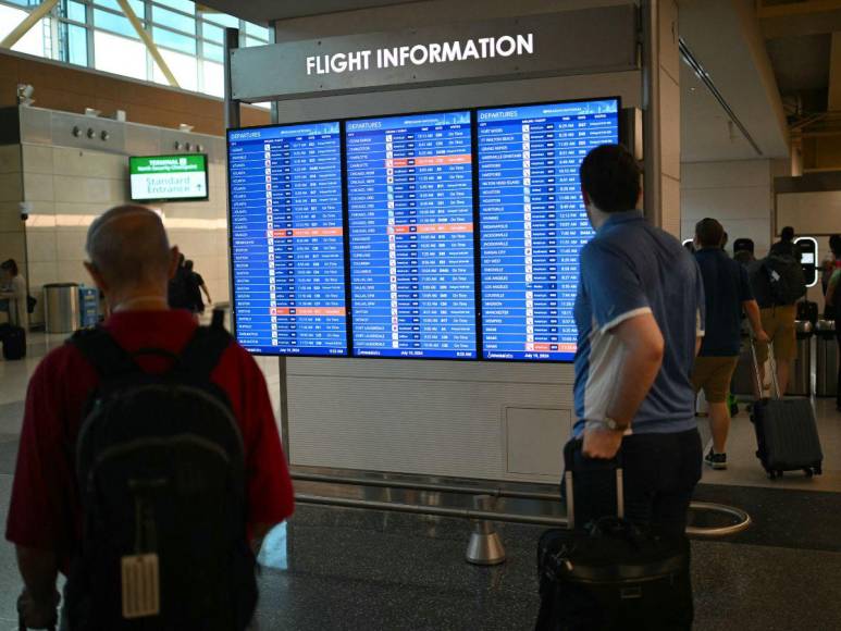 Aeropuertos colapsados: compañías aéreas suspenden vuelos por fallo informático a nivel mundial