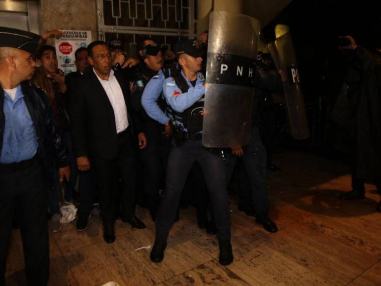 Las 20 fotos que dejó la jornada violenta en el Congreso de Honduras