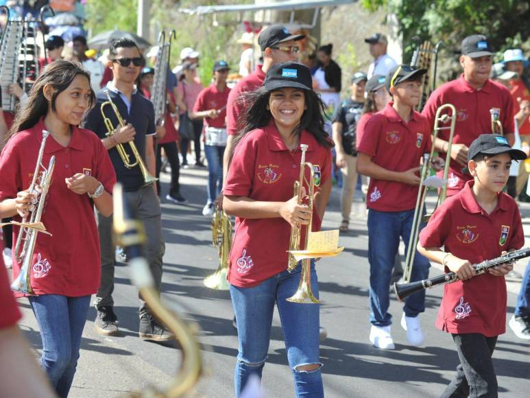 Bandas, pelotones y cadetes también brillaron en desfiles patrios de educación básica