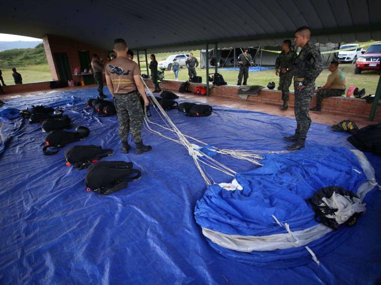 Así se preparan los paracaidistas antes de los desfiles patrios