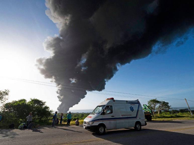 Las impactantes imágenes del pavoroso incendio tras el impacto de un rayo en Cuba