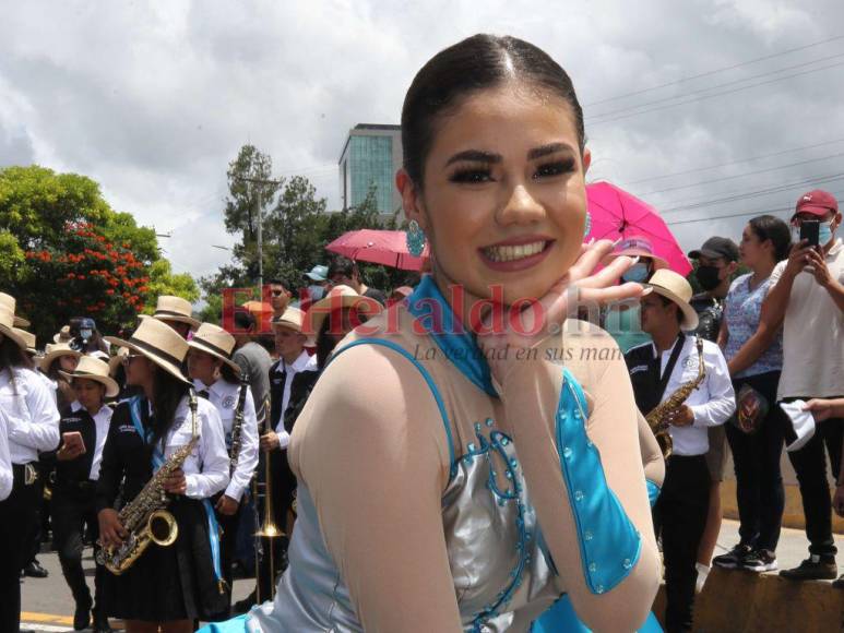 Jennifer García, la bella representante del Instituto Central Vicente Cáceres en los desfiles