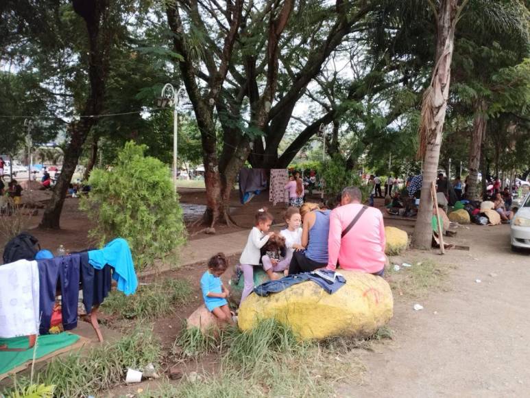 Migrantes siguen varados en Danlí; denuncian contaminación de ambientes por falta de sanitario