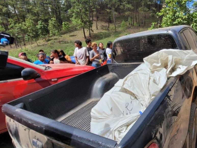 Semienterradas en fosas clandestinas: fotos del hallazgo de tres jovencitas muertas en Cedros