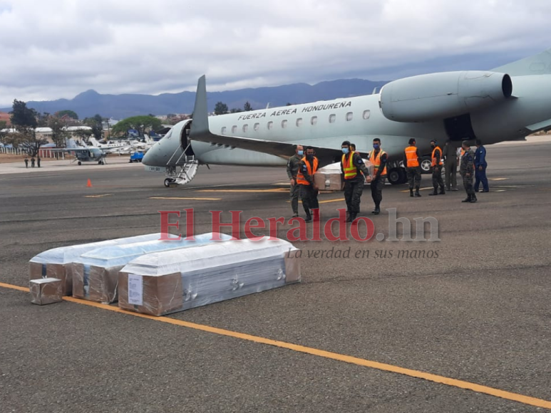 Así fue el traslado de hondureños muertos en México a bordo del avión presidencial