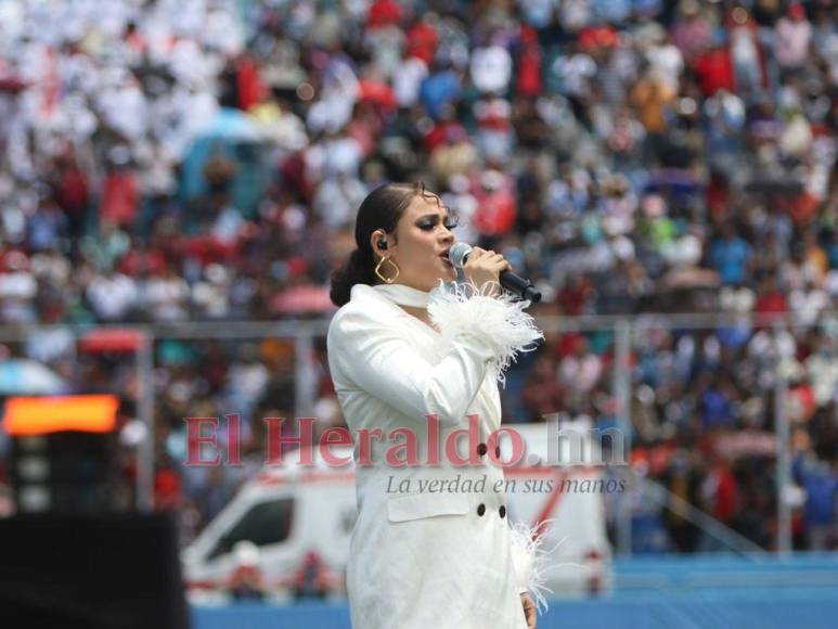 Fervor y talento: Cesia Sáenz entonó el Himno Nacional de Honduras en desfiles de Independencia