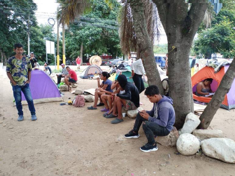 Migrantes siguen varados en Danlí; denuncian contaminación de ambientes por falta de sanitario