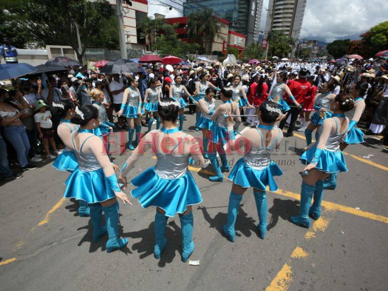 Jennifer García, la bella representante del Instituto Central Vicente Cáceres en los desfiles