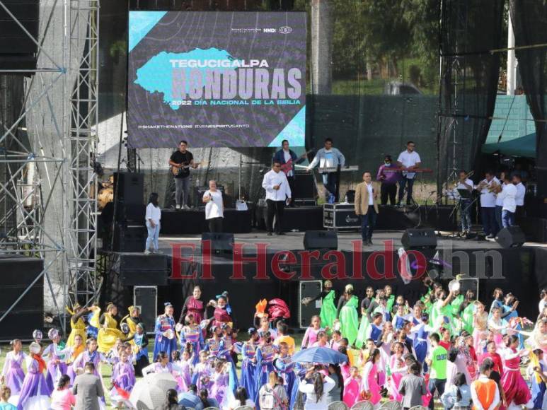 Devoción y fe: Capitalinos celebran Día de la Biblia (FOTOS)