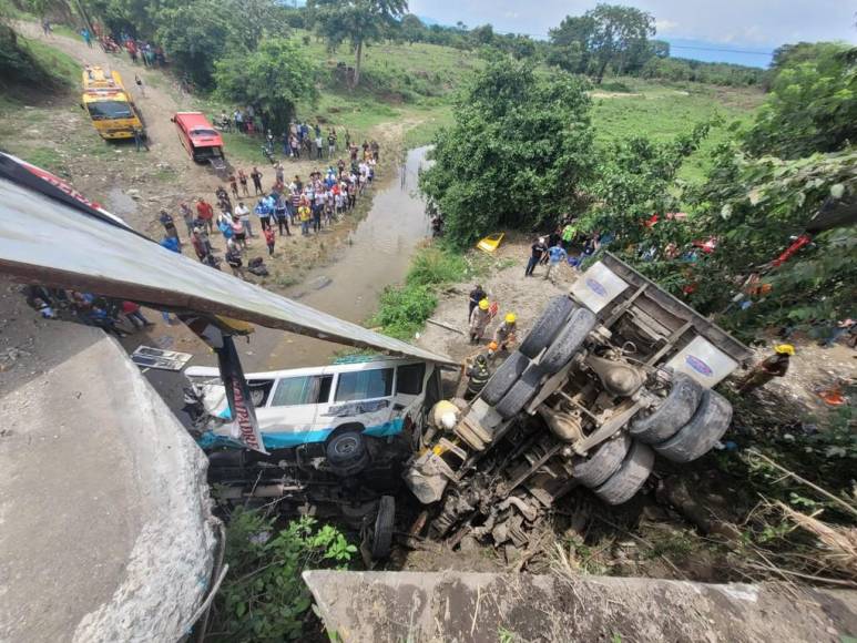 Escena del desastre: imágenes del accidente en El Progreso donde murió un niño y 15 personas resultaron heridas