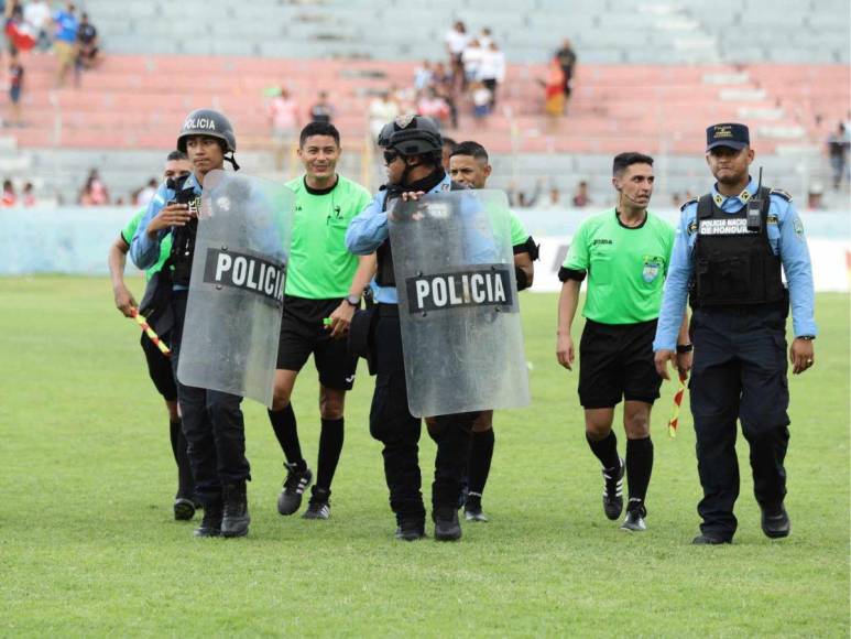 Bronca y polémico gesto: la expulsión de Pedro Troglio durante derrota del Olimpia