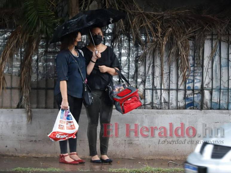 Onda tropical que se desplaza sobre Honduras deja intenso aguacero sobre la capital (Fotos)