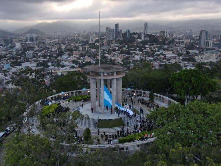 Así fue la ceremonia de izamiento de la Bandera Nacional que inauguró las fiestas patrias