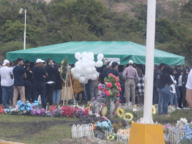 Con profundo dolor, familiares llegan a dar el último adiós a Edwin Hernández