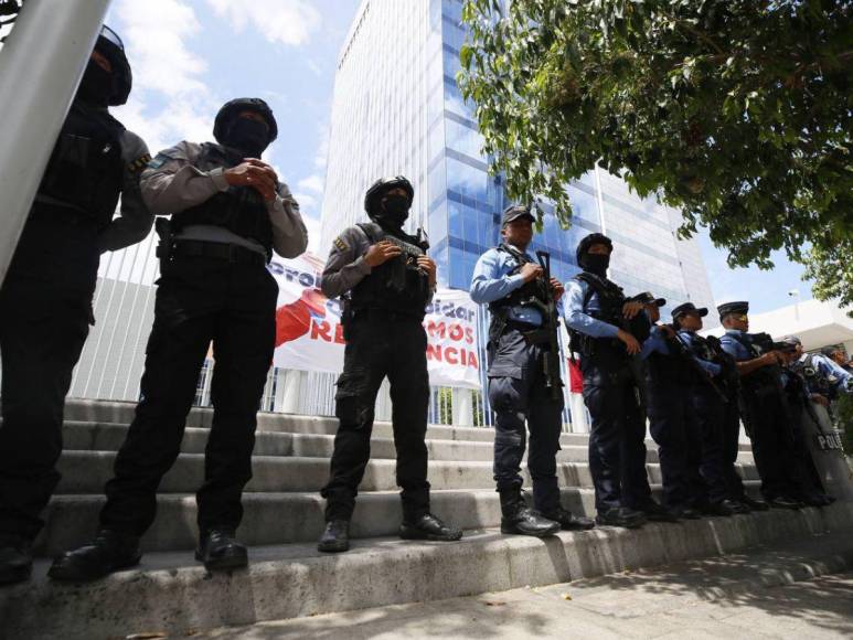 Policía llega al CCG ante tomas de colectivos de Libre; no los desalojarán