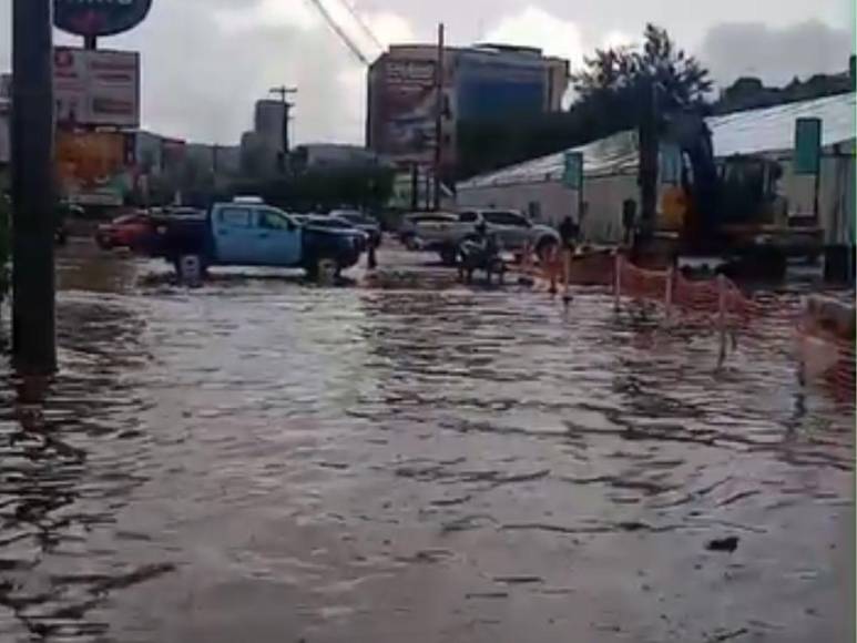 Caos en Tegucigalpa: fuertes lluvias causan daños en calles, carros y motocicletas