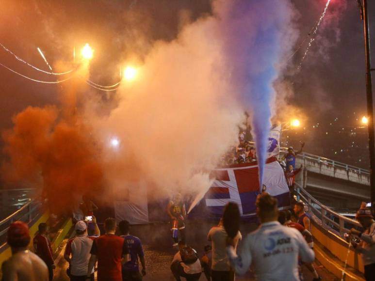 Espectacular llegada de la Ultra Fiel para el clásico Olimpia vs Motagua