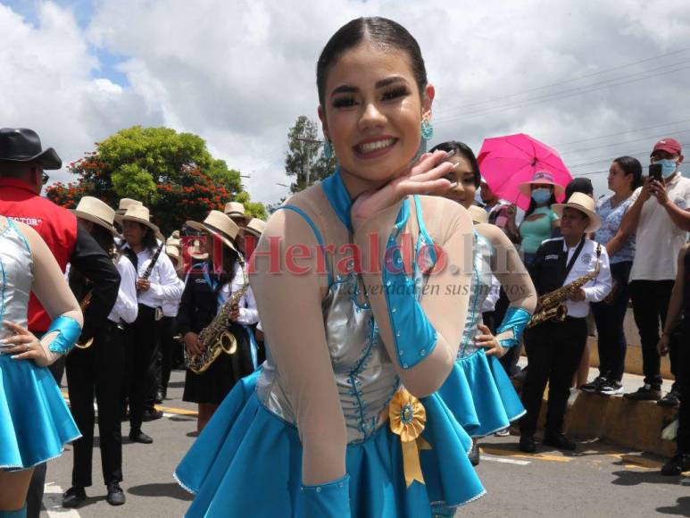 Jennifer García, la bella representante del Instituto Central Vicente Cáceres en los desfiles