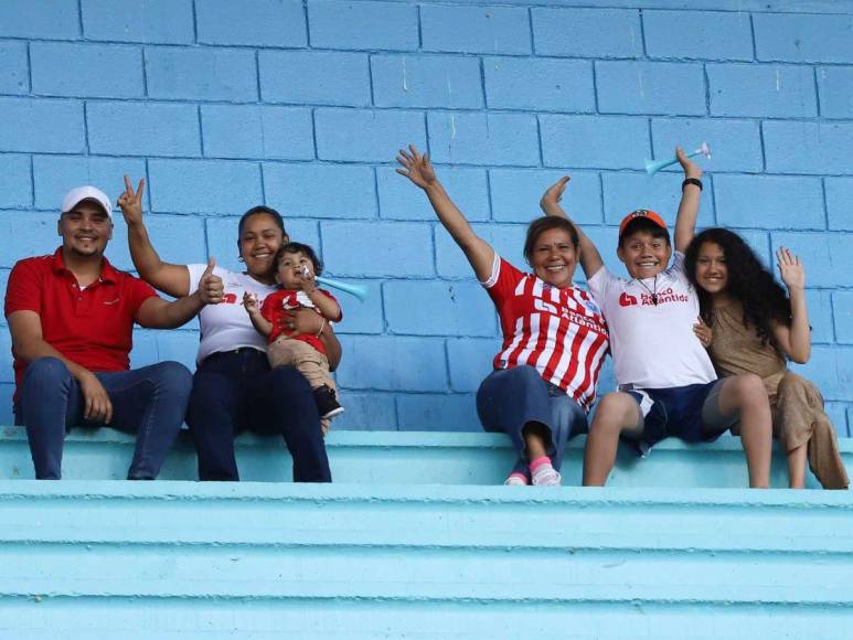 ¡Con todo para apoyar a sus equipos! El ambiente del Olimpia - Victoria en el Estadio Chelato Uclés