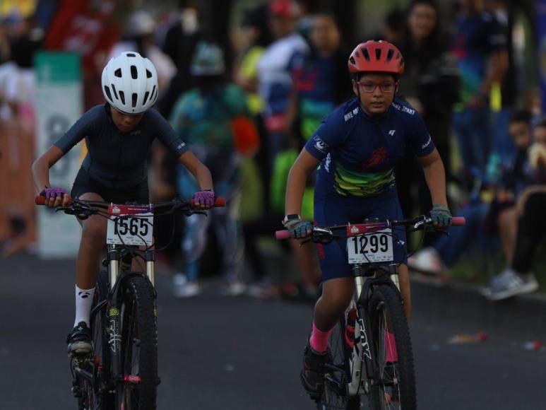 Grandes y pequeños disfrutan de la Vuelta Ciclística 2023 de EL HERALDO