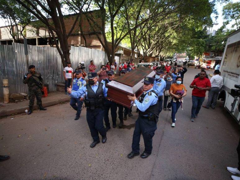 Angustia y dolor en más entregas de cuerpos a familiares por accidente en carretera a Olancho