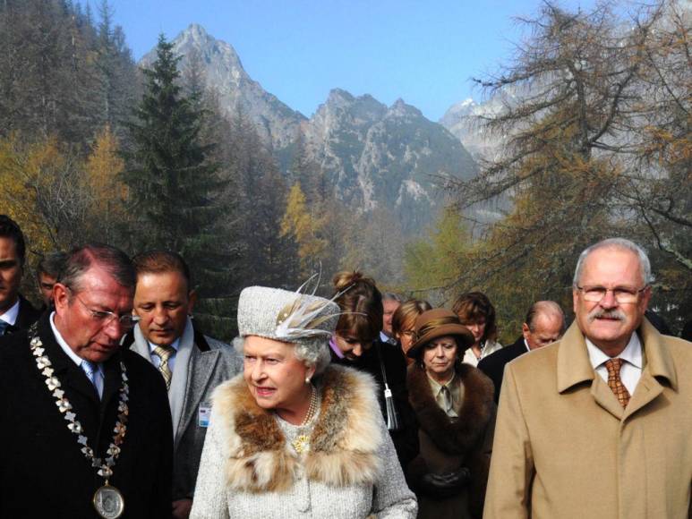 Los momentos históricos que marcaron 70 años de reinado de Isabel II (Fotos)