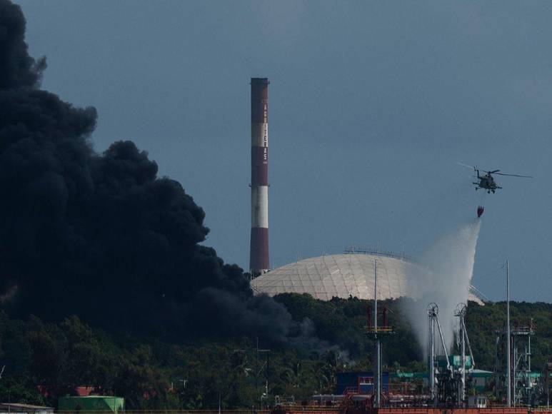 Las impactantes imágenes del pavoroso incendio tras el impacto de un rayo en Cuba