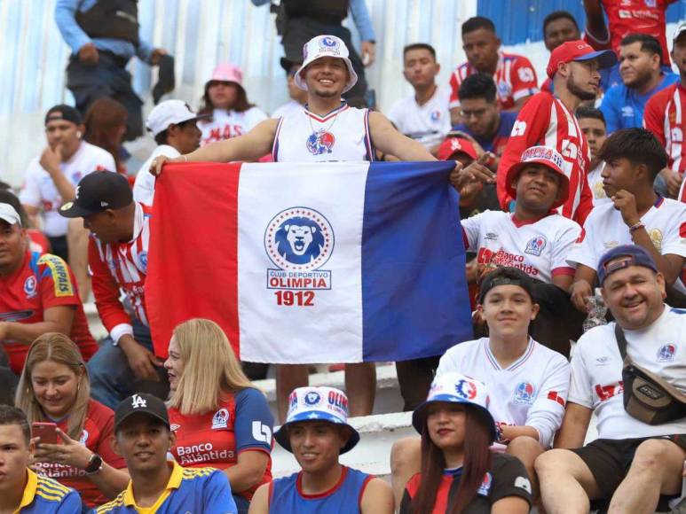 Graderías llenas y la llegada de la Ultra Fiel: ambiente de fiesta en el Olimpia vs. Motagua