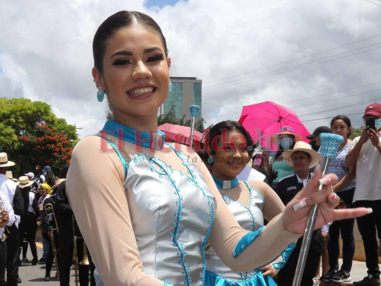 Jennifer García, la bella representante del Instituto Central Vicente Cáceres en los desfiles