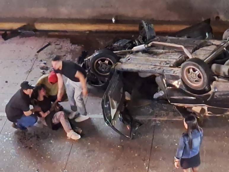 Las imágenes del accidente de turismo que volcó en túnel del Juan Pablo II en la capital