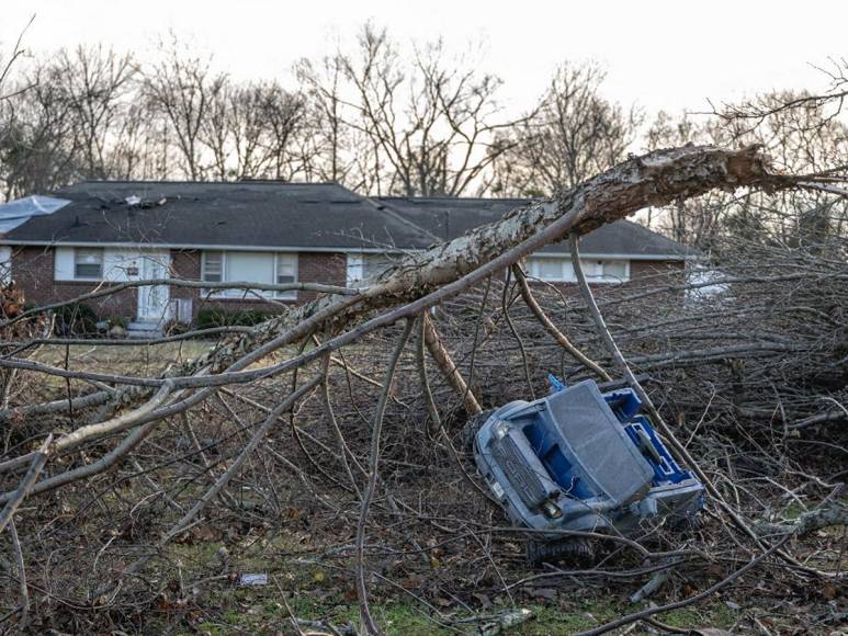 Destrozos que dejó un violento tornado en Tennessee; hay seis muertos