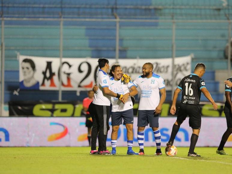 “Como en los viejos tiempos”: risas, camaradería y fútbol, la emotiva despedida de Rambo de León