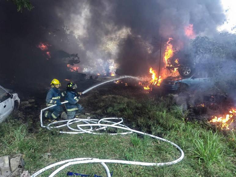 Así quedó la escena tras incendio que consumió 33 vehículos en Roatán