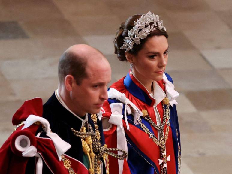 Bordado con hilos de plata y con aritos de la princesa Diana: así lució Kate Middleton en la coronación de Carlos III