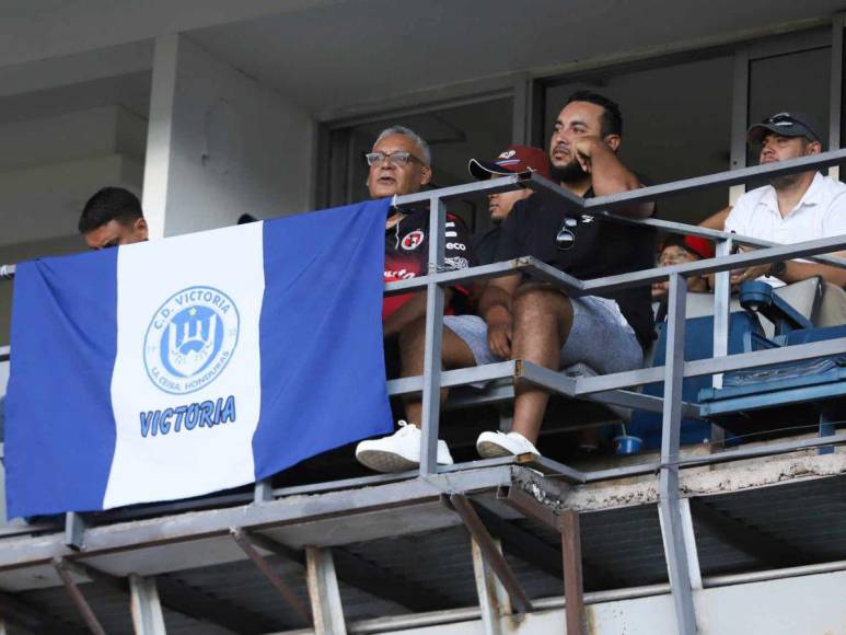 ¡Con todo para apoyar a sus equipos! El ambiente del Olimpia - Victoria en el Estadio Chelato Uclés