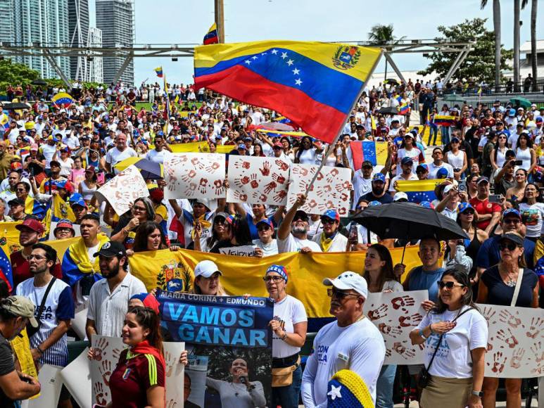 Miles de venezolanos salen a las calles en contra de ratificación de Maduro como presidente