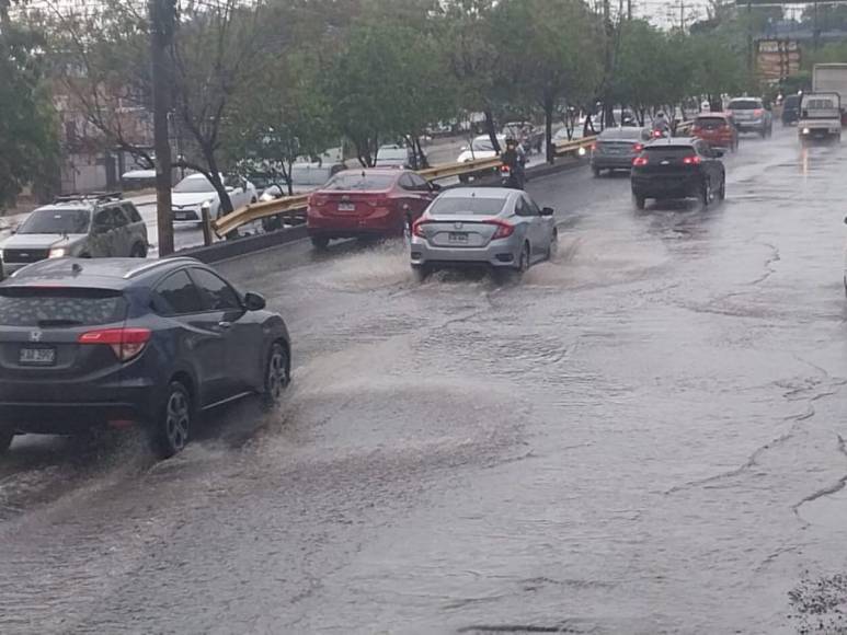 Inundaciones y congestionamiento vial por lluvia en la capital