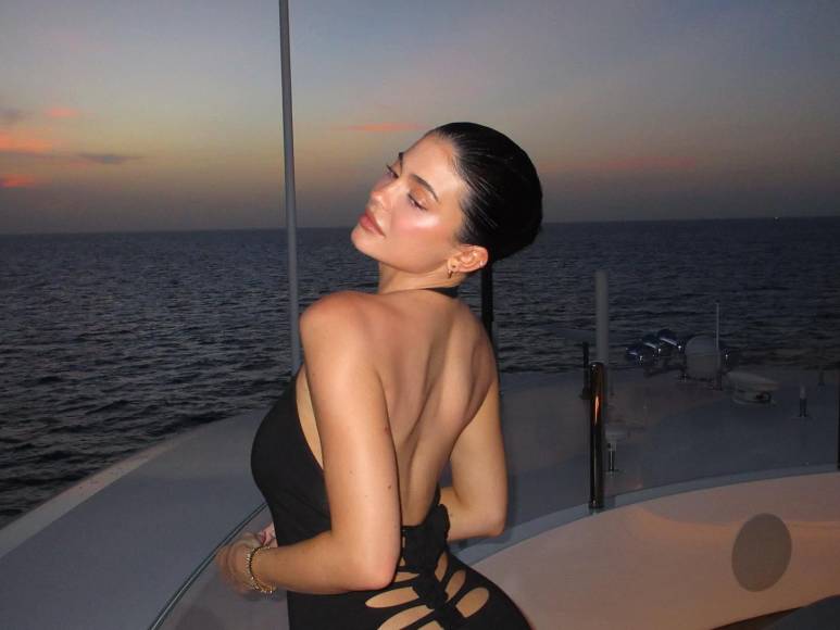 Kylie Jenner celebra su cumpleaños número 26 con sensuales fotos en bikini